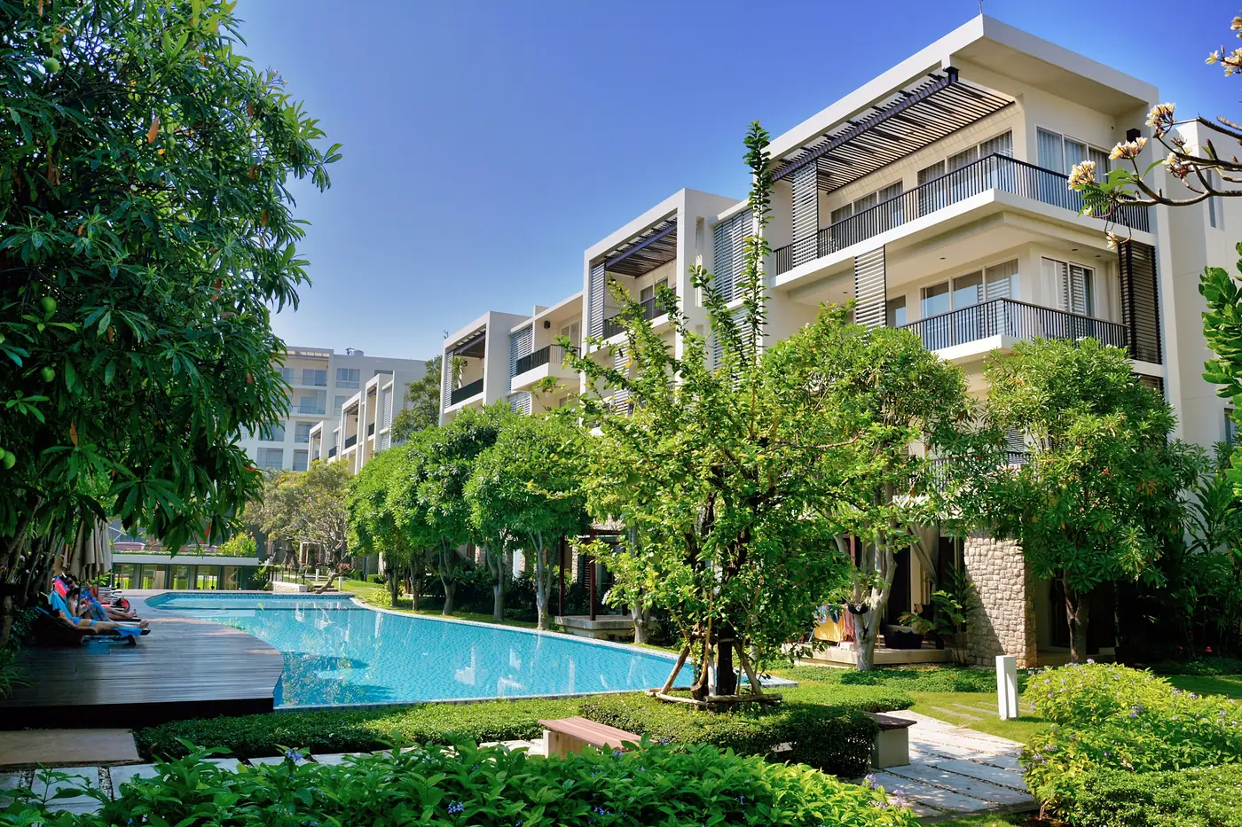 Condomínio residencial com piscina e jardins