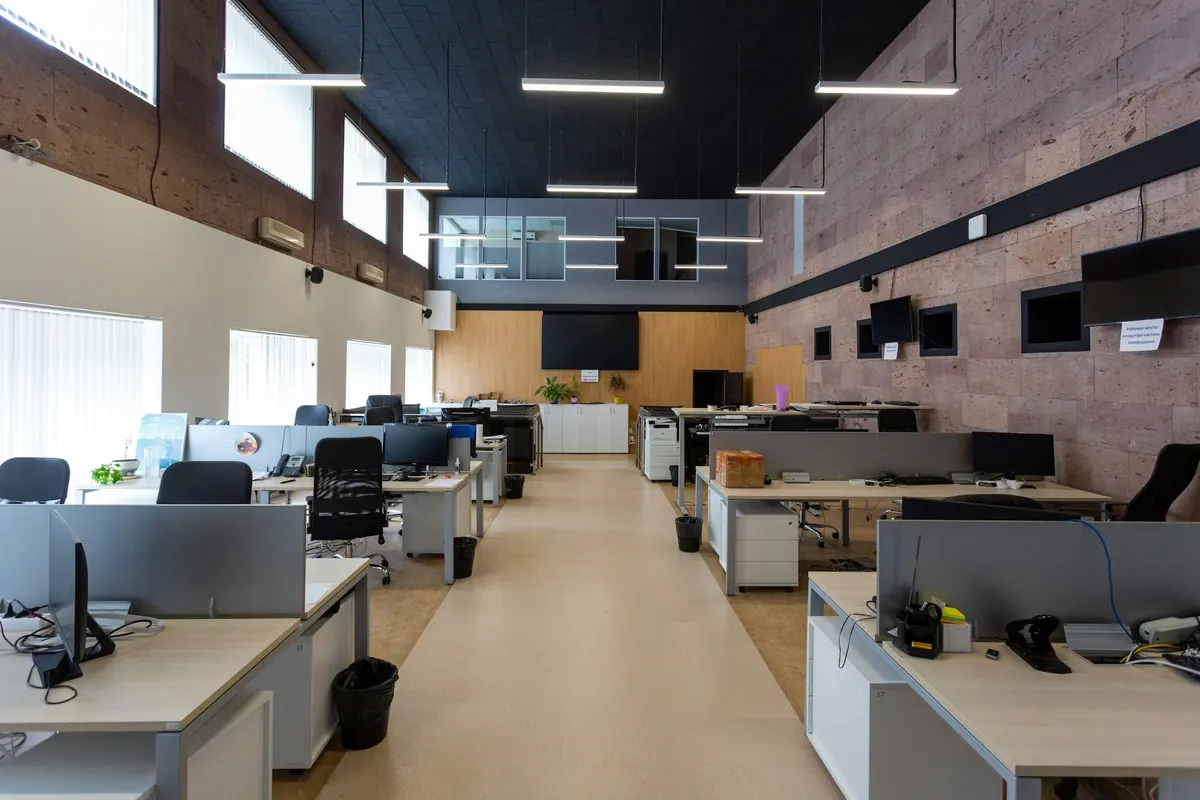 Escritório corporativo com estações de trabalho