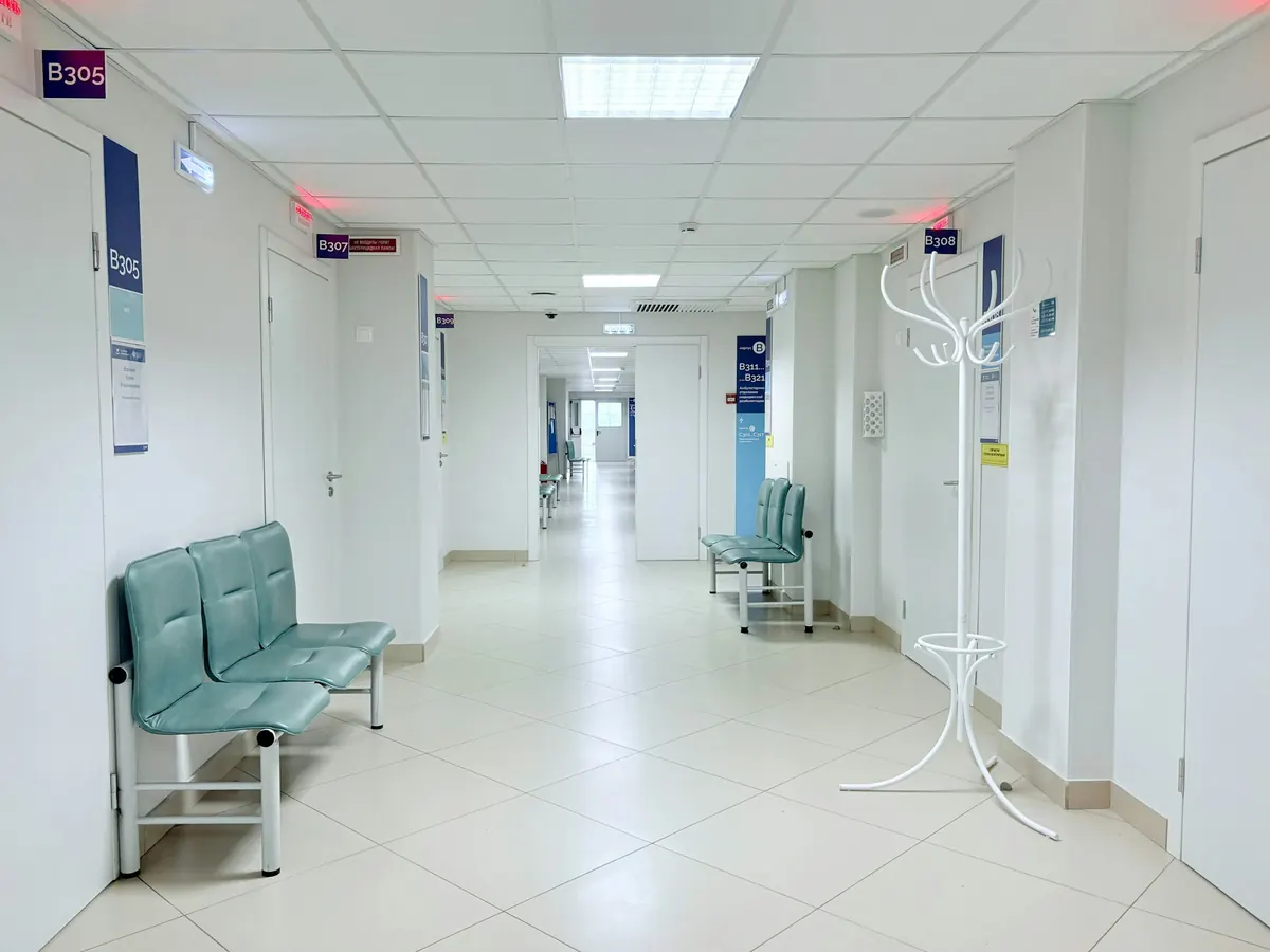 Corredor de clínica limpo e iluminado