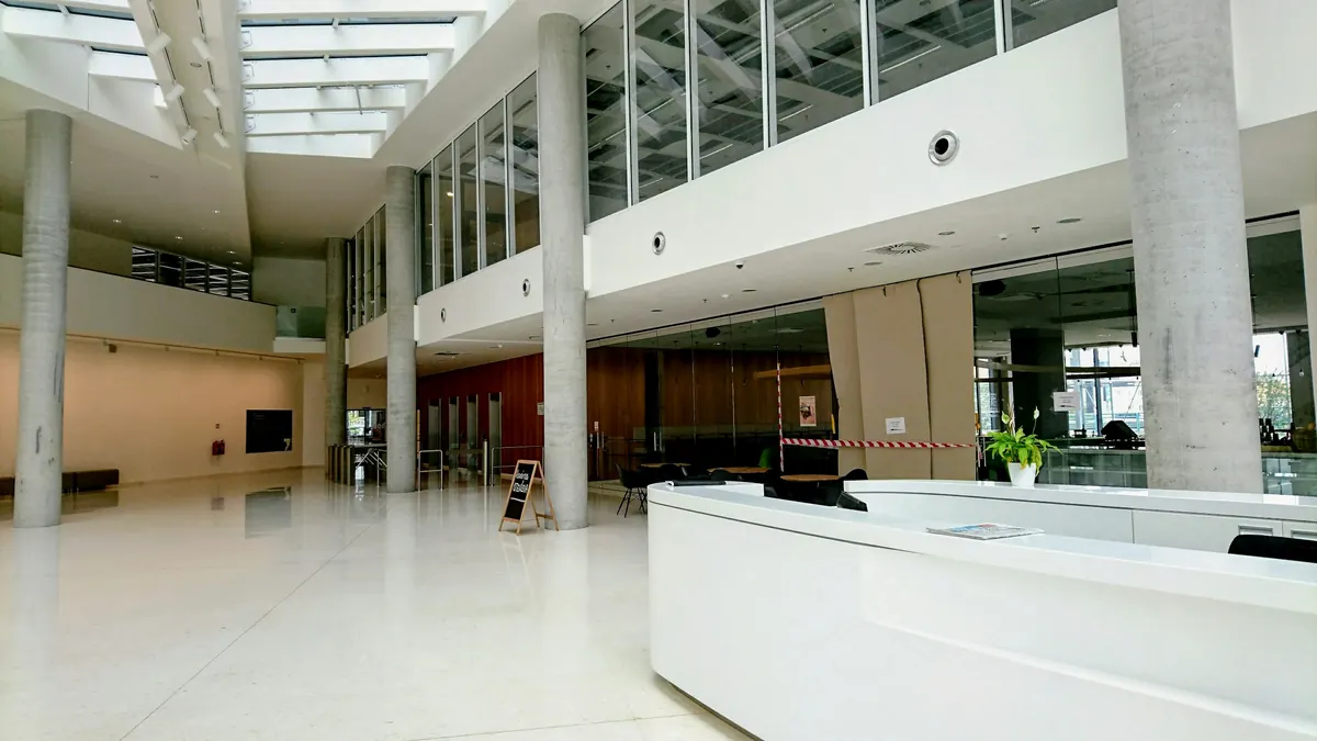Recepção corporativa ampla e iluminada